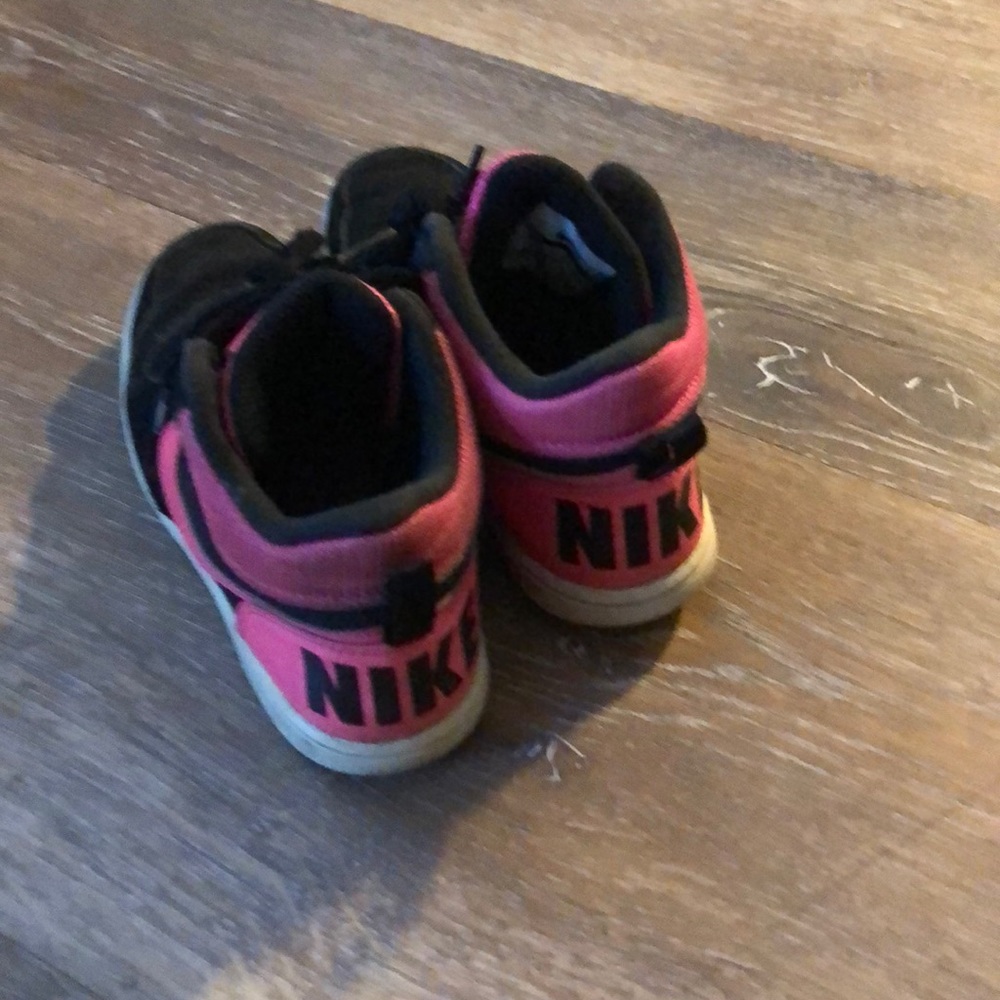 Nike hightops sz 13.5 little girls sneakers.